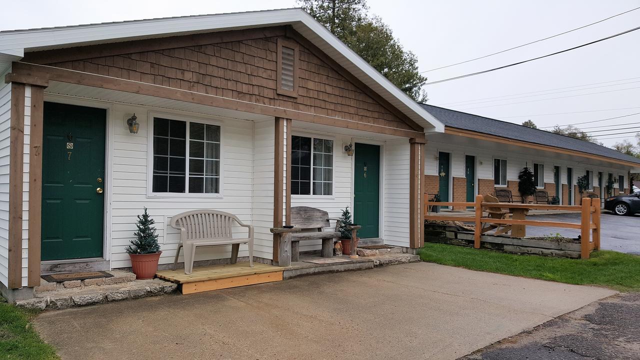 Bear Cove Inn Saint-Ignace Extérieur photo