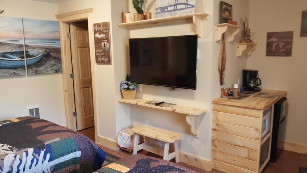 Bear Cove Inn Saint-Ignace Extérieur photo