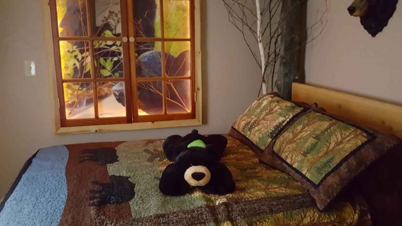 Bear Cove Inn Saint-Ignace Extérieur photo