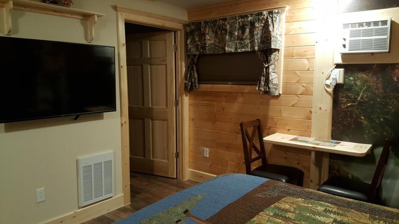 Bear Cove Inn Saint-Ignace Extérieur photo